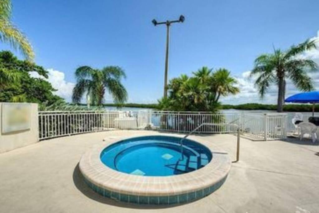 Bay View, Studio206, Beach Steps Away! Pool+Wifi Раскин Экстерьер фото